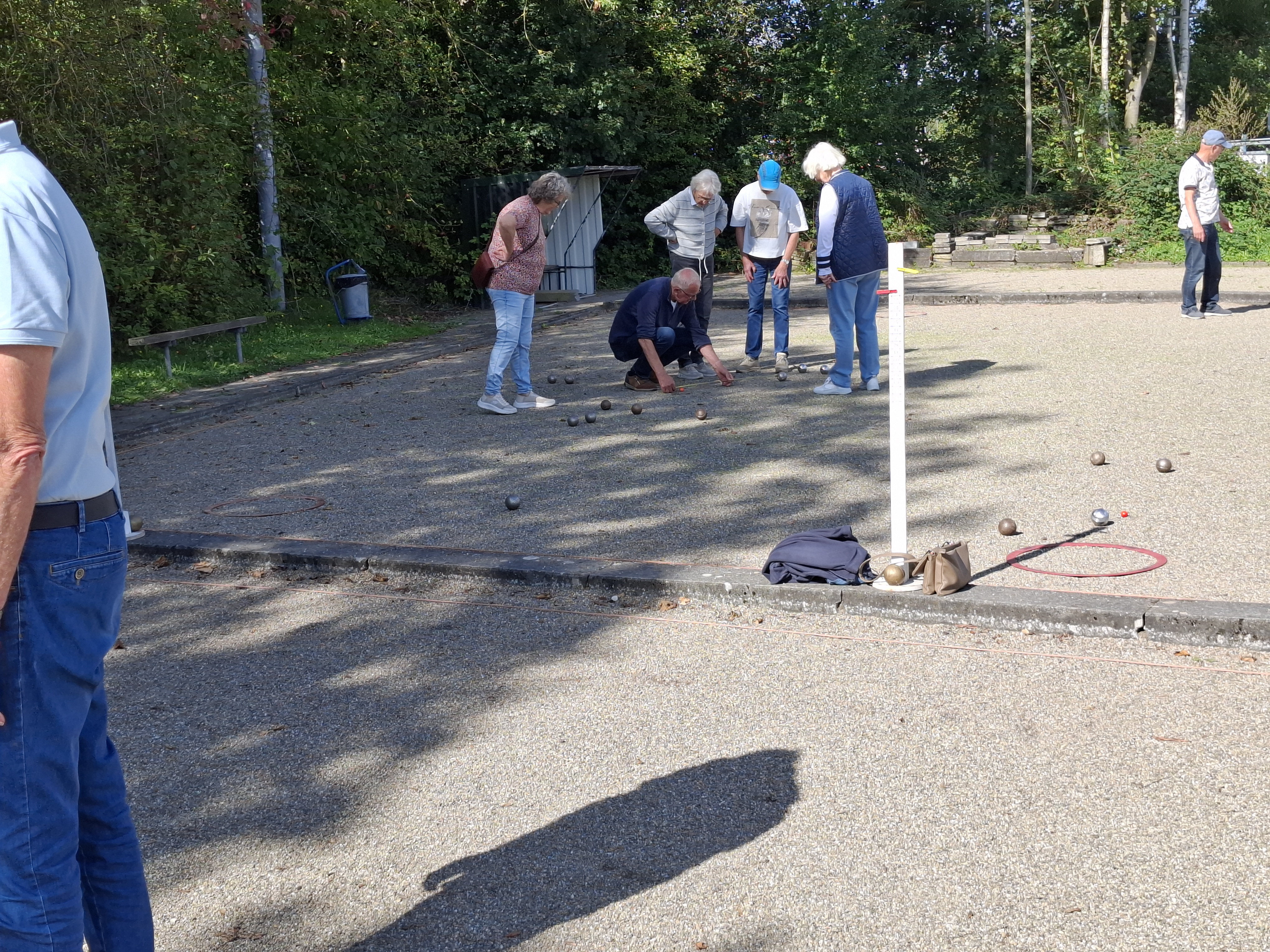 Deelnemers luisteren naar de uitleg