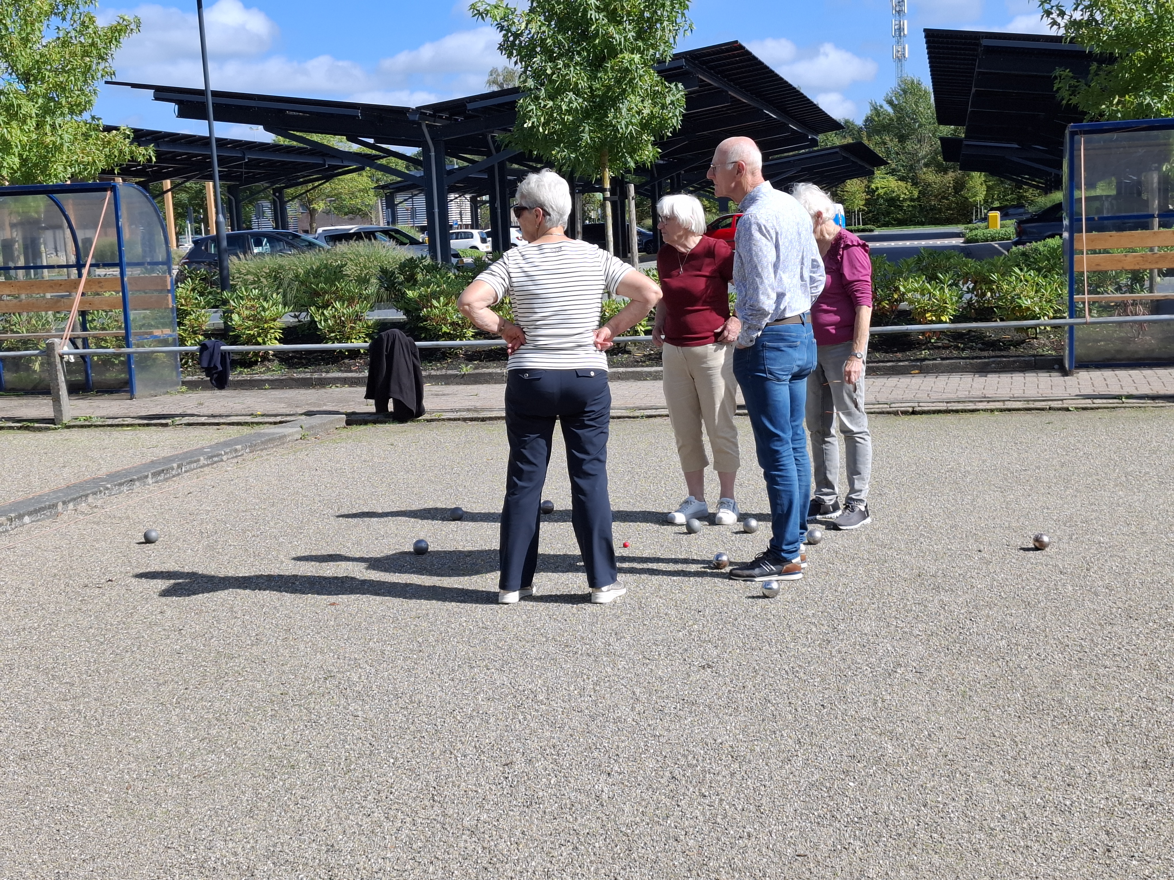 Spelers op de baan geconcentreerd bezig
